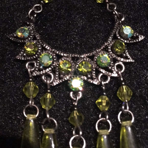 Silver tone & green stone chandelier earrings ❤️ - Picture 5 of 5